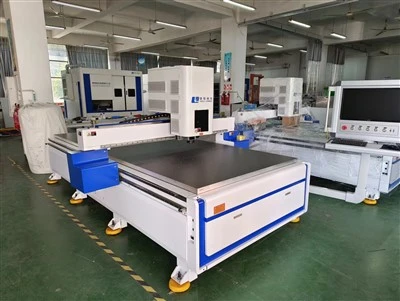 Pengukir laser untuk dinding kaca besar